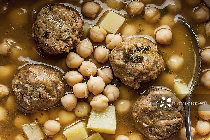 一碗肉丸汤，配有鹰嘴豆和切丁土豆的特写镜头图片素材