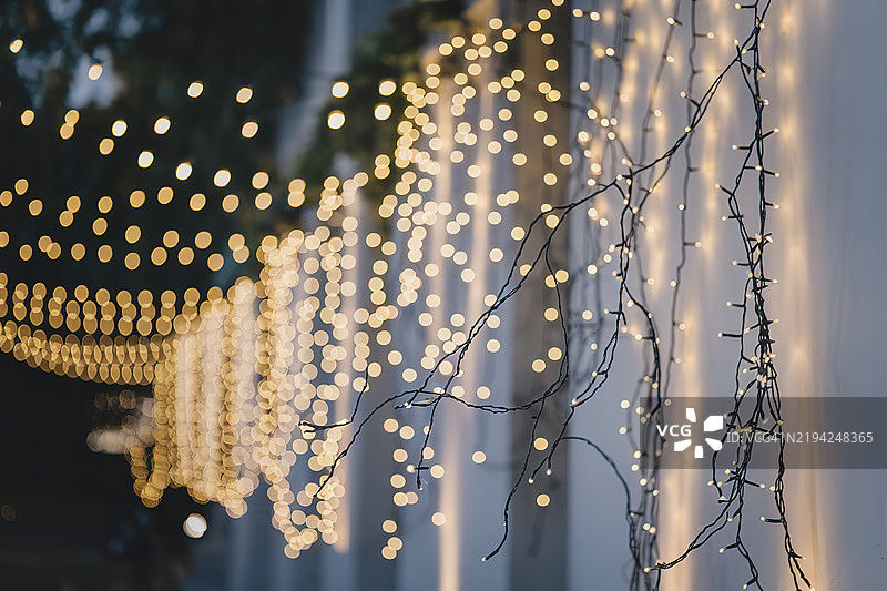 模糊的抽象视图，发光的枝形灯串图片素材