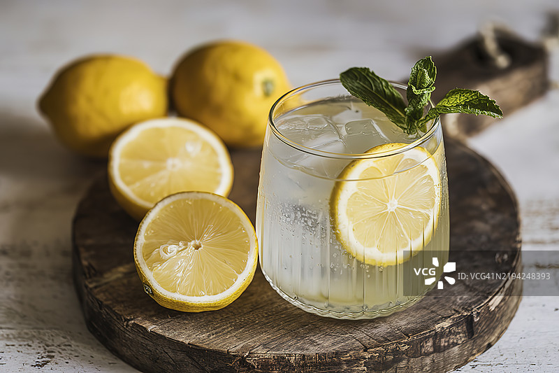 一杯配有新鲜湿柠檬的鸡尾酒照片图片素材