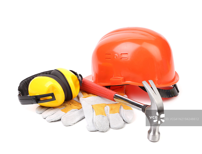 白色背景下的工作工具特写与安全帽图片素材