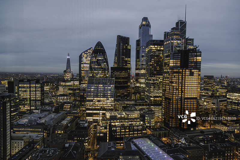 伦敦金融区的夜景图片素材