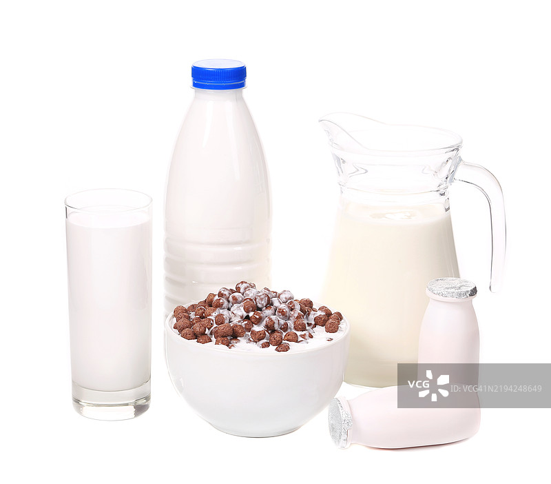 牛奶制品和装有巧克力谷物的碗图片素材