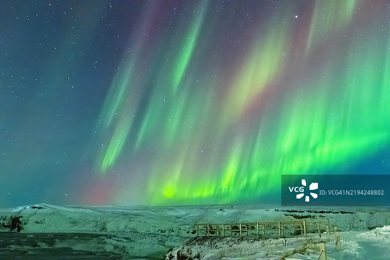 北极光在冰岛的风景上呈现出令人难以置信的壮观景象图片素材