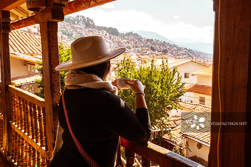 旅行者女性在秘鲁品尝可可饮料以应对高原反应图片素材