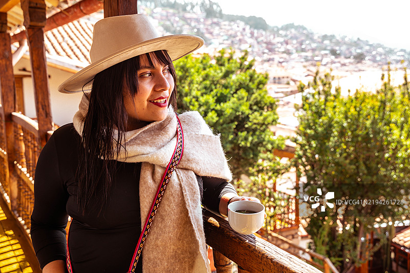旅行者女性在秘鲁品尝可可饮料以应对高原反应图片素材