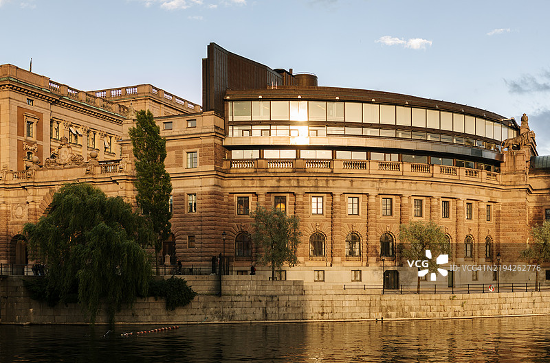 一座位于大城市的老旧政府大楼。图片素材