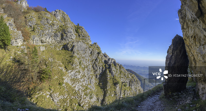 梅阿特徒步旅行小径沿着一条一战时期的战道穿过许多隧道，位于意大利特雷维索省的格拉帕教堂。图片素材