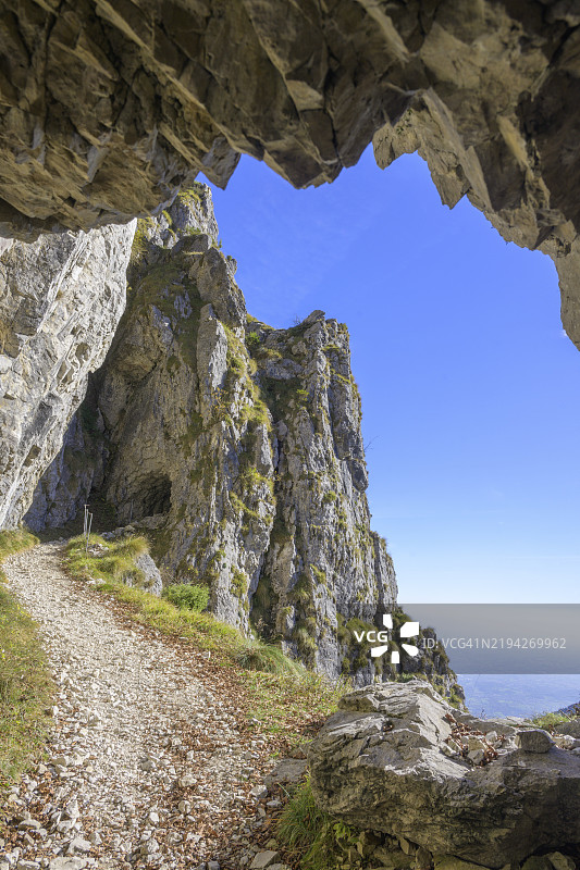 梅阿特徒步旅行小径沿着一条一战时期的战道穿过许多隧道，位于意大利特雷维索省的格拉帕教堂。图片素材