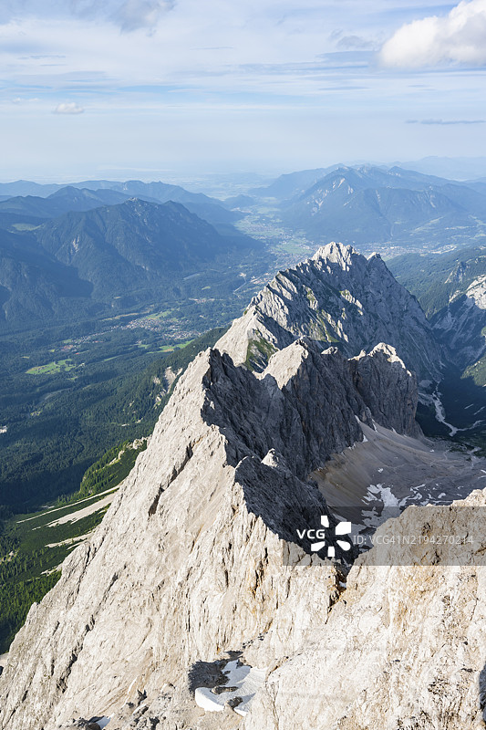 陡峭的岩石山脊,Waxensteinkamm,顶峰为Waxenstein,从楚格峰的顶峰俯瞰,韦特施泰因山脉,巴伐利亚,德国,欧洲图片素材