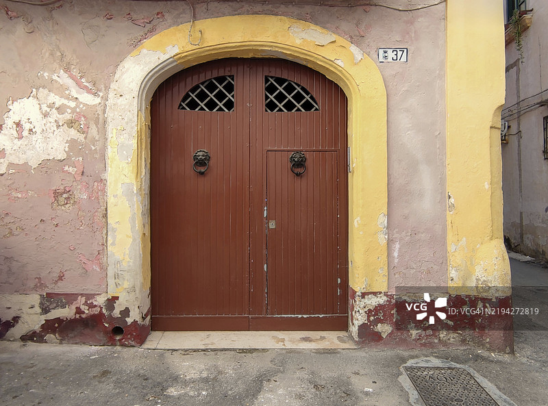 意大利阿普利亚大区萨伦托的加利波利，带有入口大门的房屋外立面图片素材