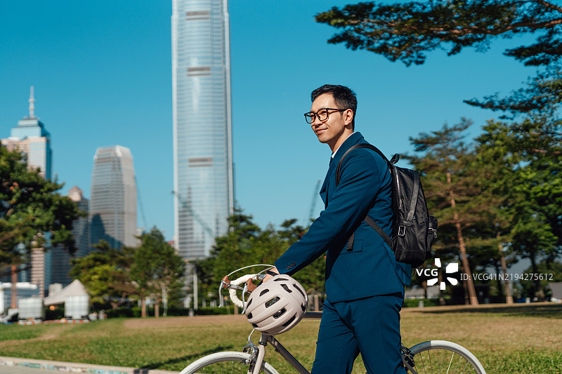 亚洲商人骑自行车通勤上班图片素材