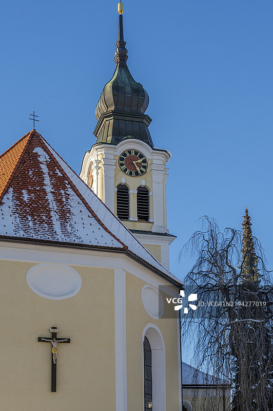 德国巴伐利亚阿尔高索恩霍芬的圣迈克尔教区教堂，带洋葱顶和时钟图片素材