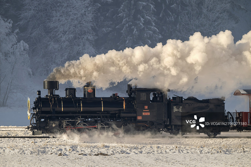 齐尔塔尔铁路，带有煤水车的蒸汽机车，新年夜列车，齐尔塔尔，蒂罗尔，奥地利，欧洲图片素材