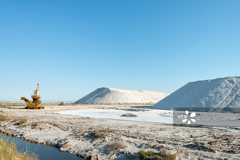 位于法国南部的卡马尔格盐滩。图片素材