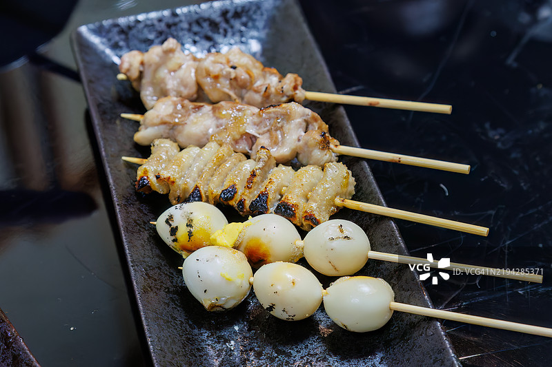 美味的烤鸡串拼盘。图片素材