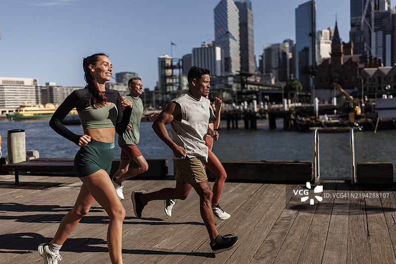 团队慢跑训练图片素材