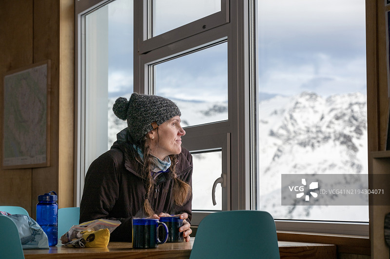 滑雪爱好者在滑雪小屋放松休息图片素材