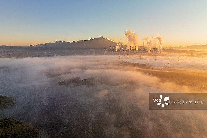泰国兰帕干的梅莫煤矿发电厂鸟瞰图图片素材