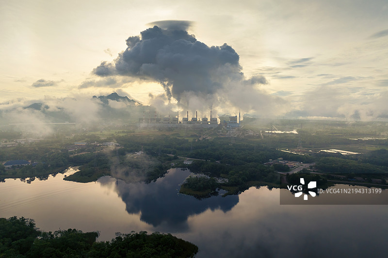 晨雾和日出时的煤电站鸟瞰图。图片素材