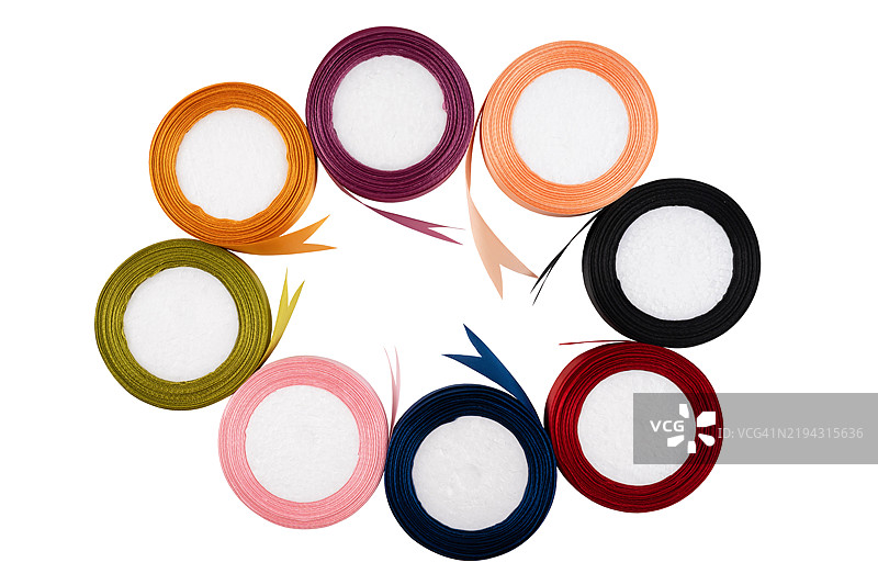 一组缎带卷，孤立在白色背景上，保存剪切路径。图片素材