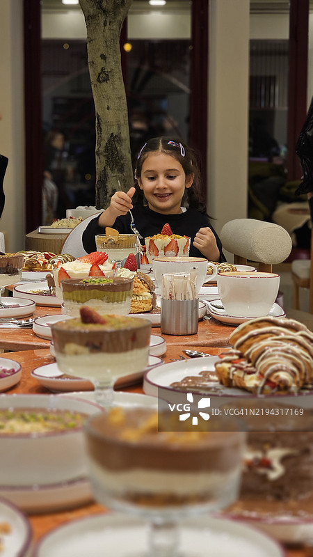 一个小女孩在吃甜点图片素材