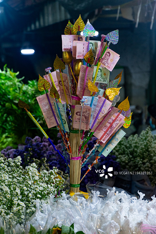 在帕克隆塔拉特市场出售的泰铢钱花环图片素材