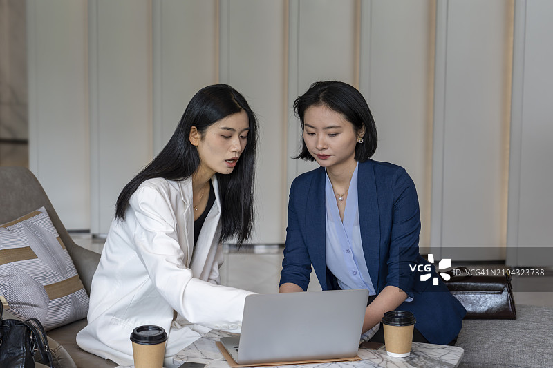 两位职业女性在工作图片素材