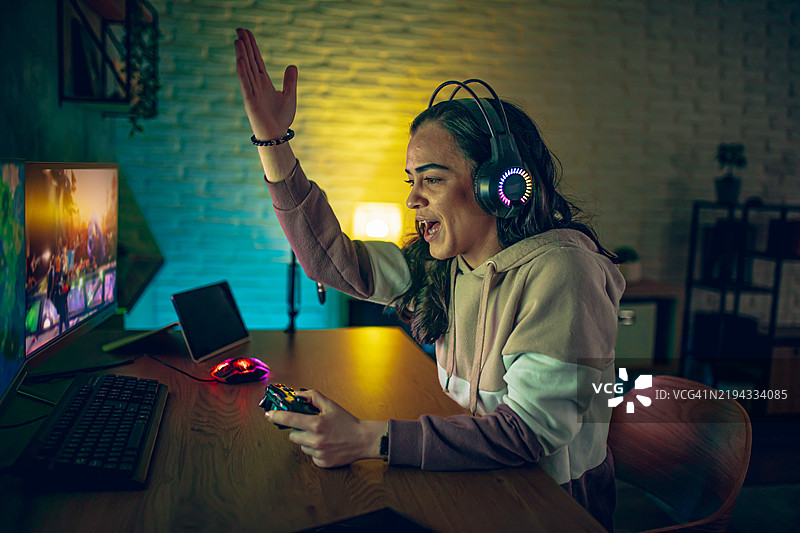 因在电脑上玩在线视频游戏而输掉一局而感到沮丧的女性玩家图片素材