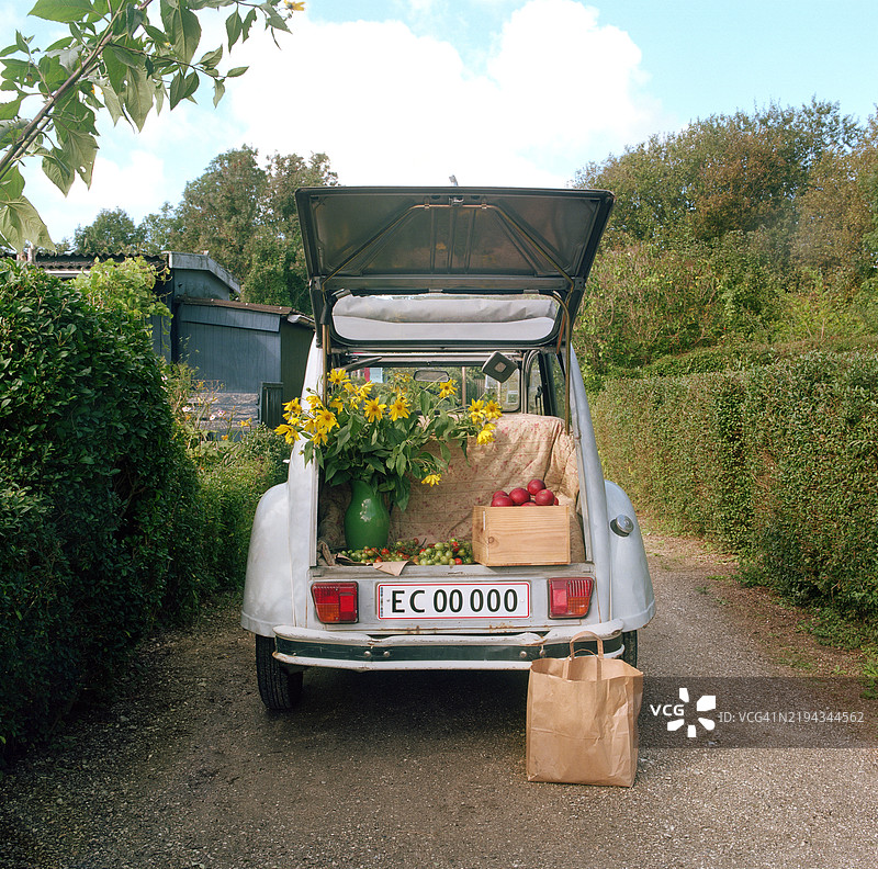 社区花园小巷中的雪铁龙2 CV图片素材