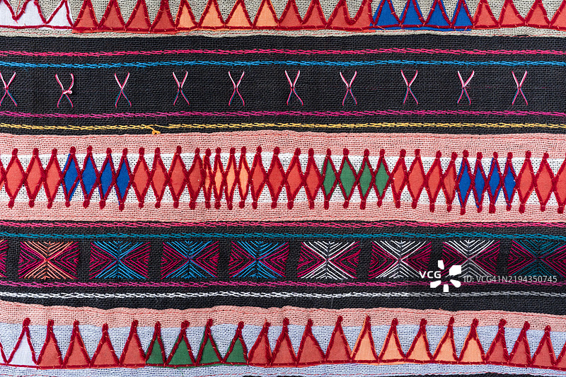 泰国清莱的传统多彩织物纹理图片素材