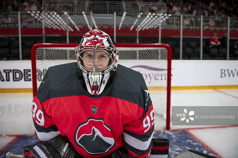 专注的冰球守门员近距离特写，处于防守姿势图片素材