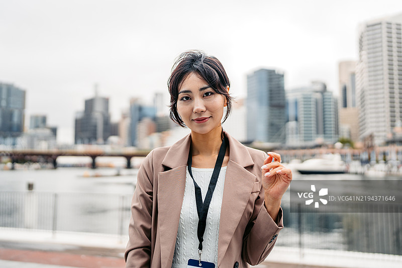 年轻的亚洲女商人在澳大利亚悉尼的达令港站立图片素材