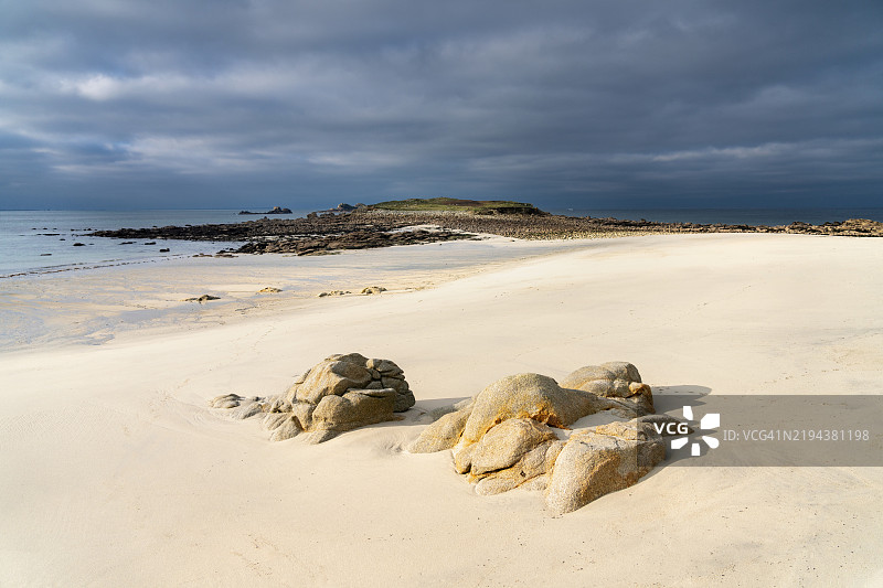 布列塔尼的海滩，岩石与沙滩在冬日光线下图片素材