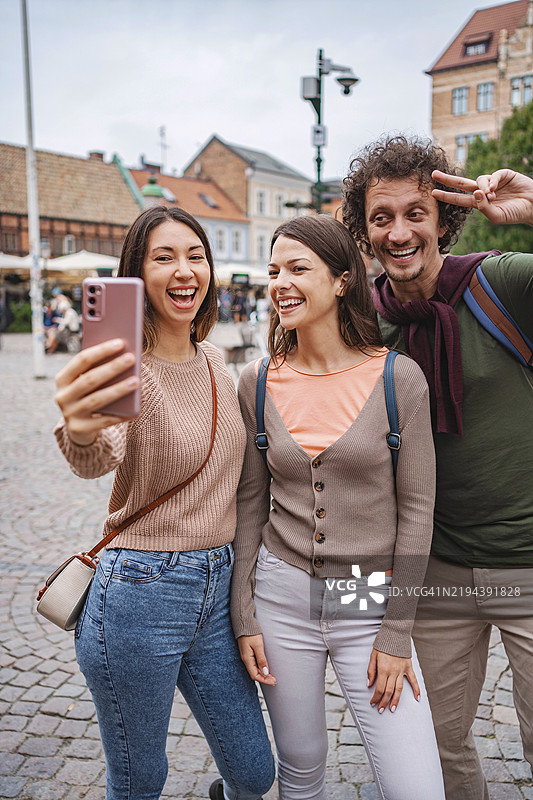 游客在瑞典马尔默自拍图片素材