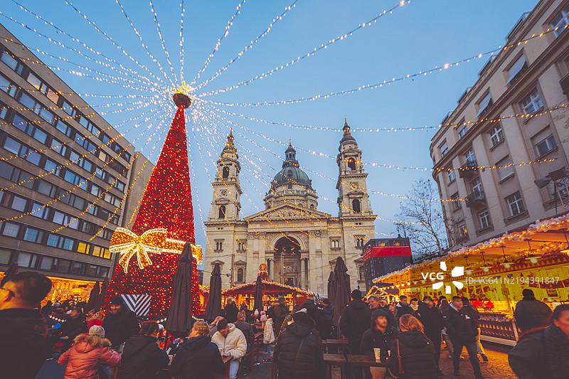 圣诞市场的冬季购物图片素材