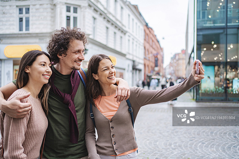 游客在瑞典马尔默自拍图片素材