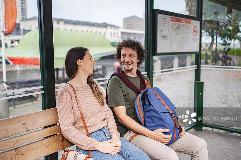 游客在马尔默的公交车站等车图片素材