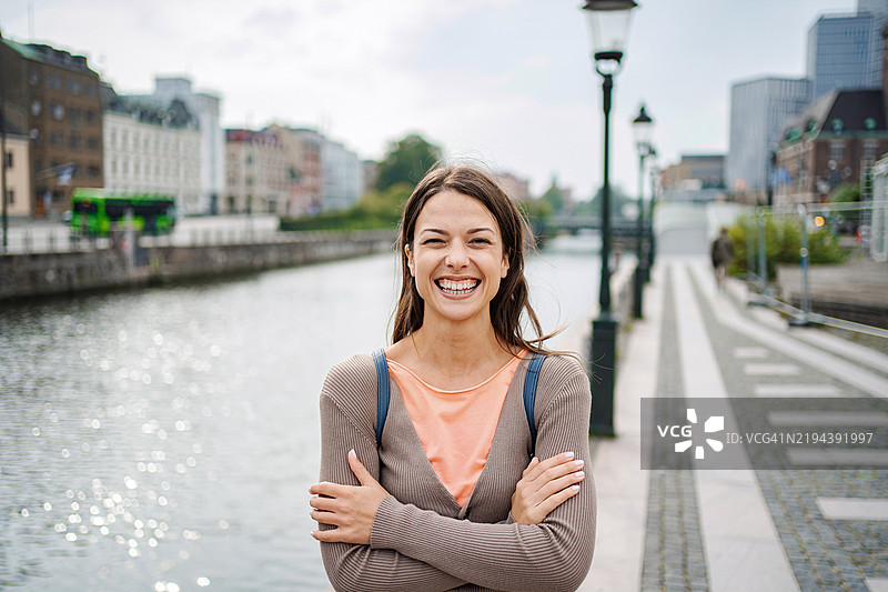 年轻女性在瑞典马尔默微笑并交叉双臂图片素材