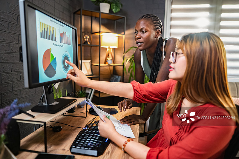 女商人在办公室分析电脑上的财务图表图片素材