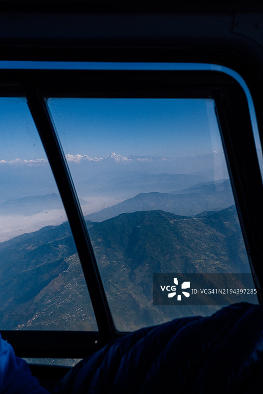 从直升机窗户俯瞰喜马拉雅山脉和巍峨的大山图片素材