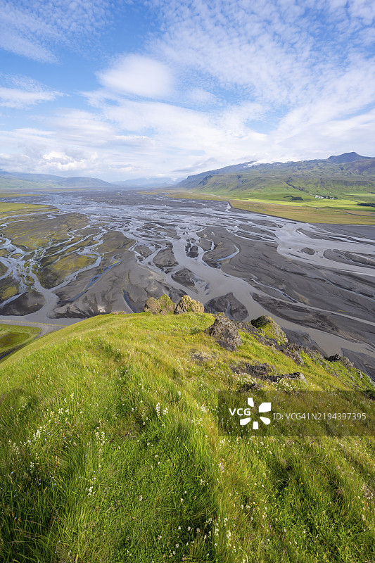 从山丘上的视角，俯瞰冲积平原、蜿蜒的河流，位于冰岛南部的迪莫纳赫利尔，欧洲图片素材