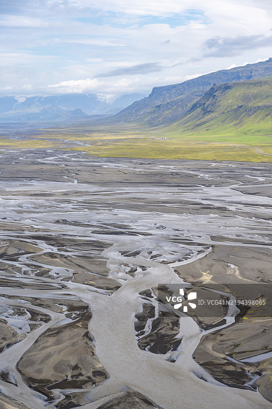 从山丘上的视角，俯瞰冲积平原、蜿蜒的河流，位于冰岛南部的迪莫纳赫利尔，欧洲图片素材