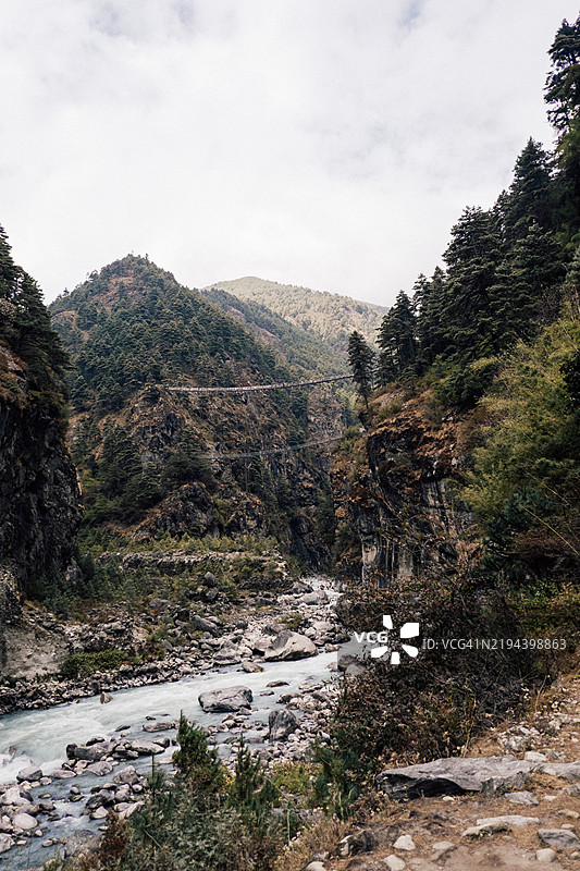珠穆朗玛峰大本营徒步旅行中，库姆布河及著名的希拉里桥的风景图片图片素材