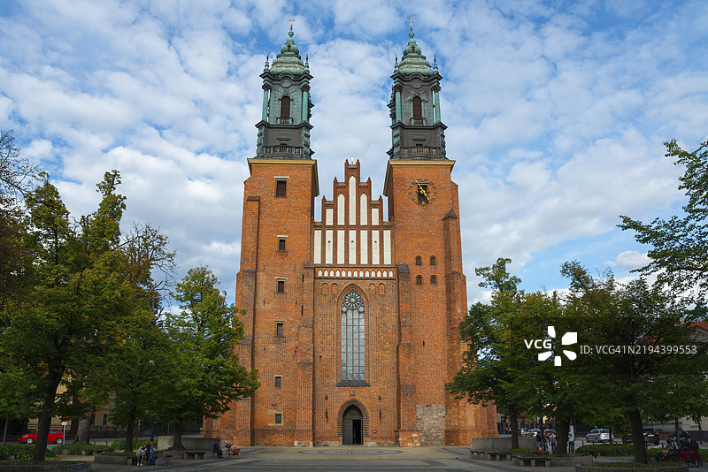 雄伟的哥特式大教堂,拥有两座塔楼和装饰砖,圣彼得和圣保罗使徒大教堂,波兹南,波兹南,波兰大波兰省,欧洲图片素材