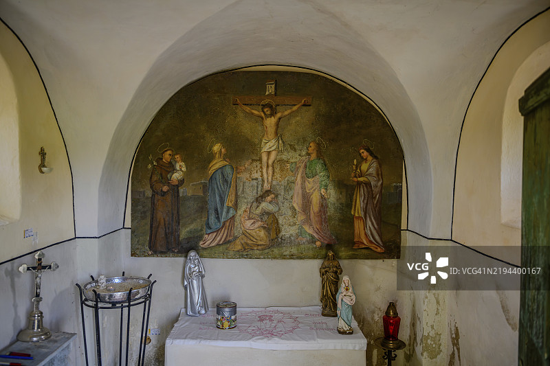 教堂内部，墙上有基督十字架的壁画和人物，瓦尔德纳布塔尔，上普法尔茨图片素材