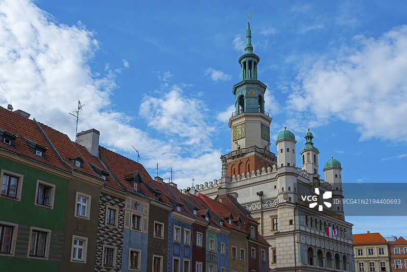 阳光明媚的天空下,五彩斑斓的房屋环绕着市政厅,市政厅,市场广场,波兹南,大波兰省,波兰,欧洲图片素材