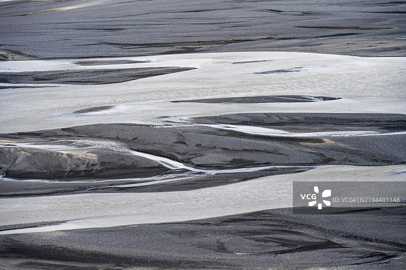 细节，结构，黑沙砾床中的河流走向，蜿蜒的河流，迪莫纳赫利尔，南部，冰岛，欧洲图片素材