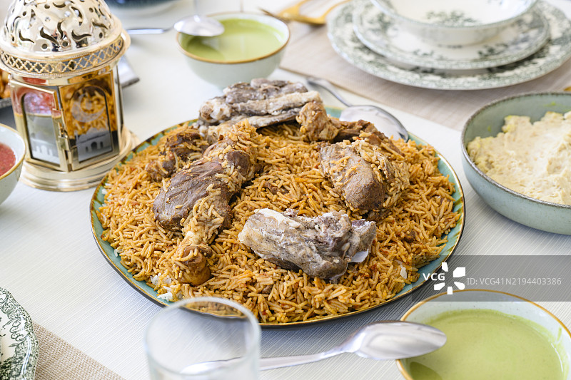 特写的羊肉比尔亚尼，盛放在大盘子里，供开斋节享用图片素材