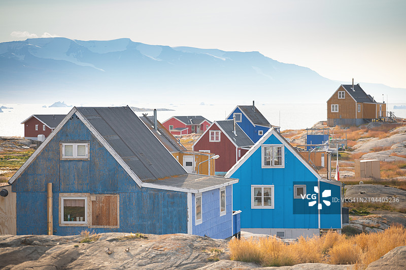 巴芬湾，格林兰乌曼纳克小村庄的色彩斑斓的典型房屋，格林兰冰峡图片素材