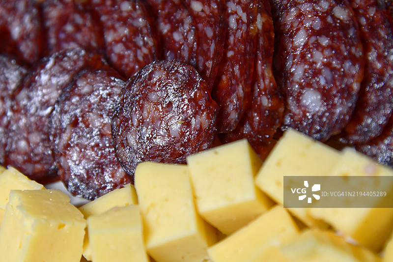 木板上的香肠片与各种小吃图片素材